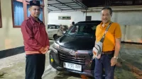 GIGIH: Kapolsek Proppo Polres Pamekasan AKP Bala Hananto berhasil menyelamatkan mobil rental yang hendak digelapkan warga di wilayahnya. (Humas Polres Pamekasan/PWI Pamekasan)