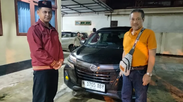 GIGIH: Kapolsek Proppo Polres Pamekasan AKP Bala Hananto berhasil menyelamatkan mobil rental yang hendak digelapkan warga di wilayahnya. (Humas Polres Pamekasan/PWI Pamekasan)