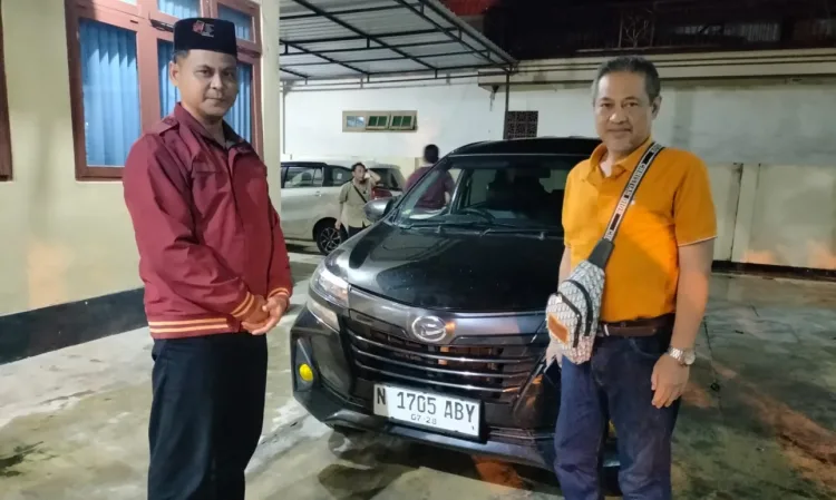 GIGIH: Kapolsek Proppo Polres Pamekasan AKP Bala Hananto berhasil menyelamatkan mobil rental yang hendak digelapkan warga di wilayahnya. (Humas Polres Pamekasan/PWI Pamekasan)